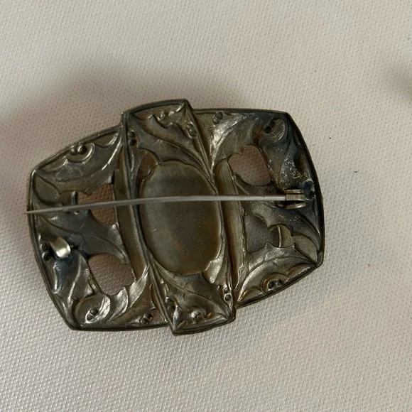 Large jewelry brooch pin. Measures approx.  2“ x 3“. Kinda copper/brass color. - Picture 4 of 7